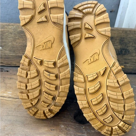 Nike leather Manoa boots
Men’s size 9 - Picture 4 of 8